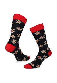 Czarne skarpetki z czerwonymi mankietami i piętami, ozdobione wzorem w postaci figurek piernikowych w jasnobrązowym kolorze oraz z czerwonymi akcentami.