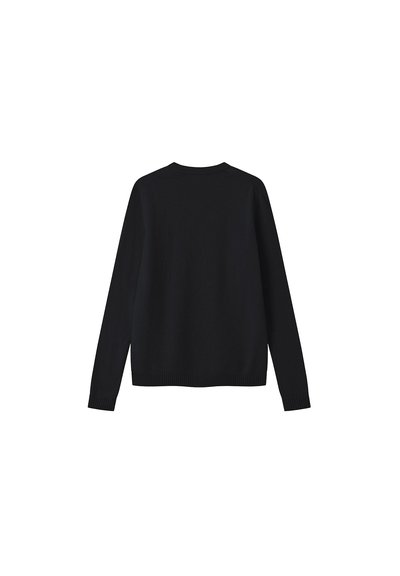 Juodas megztinis su ilgomis rankovėmis, apvaliu iškirpimu ir raukinėta apačia. Pagamintas iš minkštos medžiagos, pasižymi lygiu paviršiumi ir minimaliomis siūlėmis.