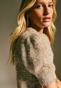 Beige, textuur-short-sleeve top met een fuzzy afwerking. Kenmerkt zich door een losse pasvorm en delicate sprankelende accenten. De silhouet benadrukt de schoudervorm.