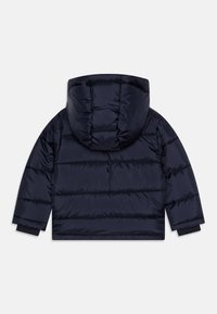 Chaqueta tipo puffer en color navy con capucha, que presenta paneles horizontales cosidos, puños elásticos y un acabado suave y brillante.