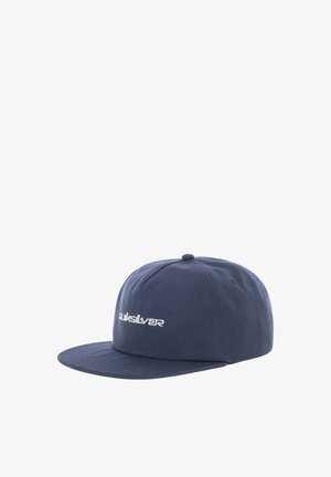 Blå kasket lavet af bomuld med en flad skygge. Har et hvidt broderet logo på forsiden og en knap på toppen. Enkel, struktureret design.