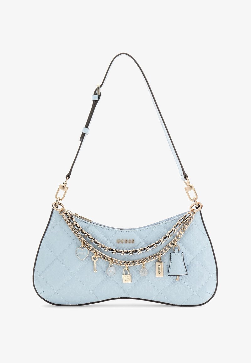 Sac bandoulière matelassé bleu clair avec chaîne en or et breloques, comprenant un cœur, une clé et un cadenas, avec une bandoulière réglable équipée de ferrures dorées.