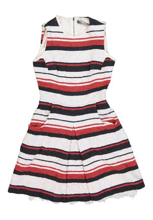 Vestido sin mangas con cintura ajustada y falda acampanada, con rayas horizontales en rojo, negro y blanco y cremallera en la espalda.
