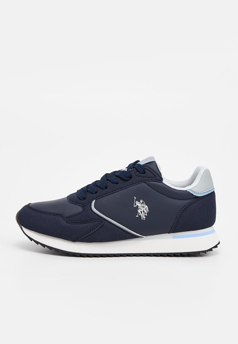 Zapatillas deportivas marinas con una textura suave, que cuentan con un acento azul claro, suela blanca y un logotipo en el costado. Incluyen cordones y un collar acolchado.