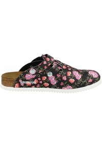 Schwarze Blumenschuhe mit pinken und roten Blumenmustern, einem Korkfußbett, einer weißen Außensohle, doppelten Schnallenriemen und silbernen Hardware-Akzenten.