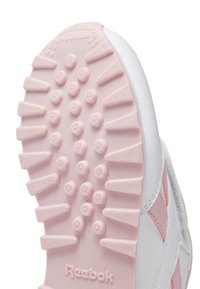 Semelle de basket en cuir blanc avec une semelle en caoutchouc rose texturé. Présente des motifs de traction triangulaires et des zones de grip circulaires. Logo Reebok présent.