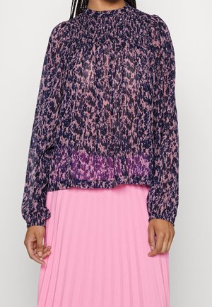 Blouse fluide à manches longues en tissu transparent, avec un imprimé abstrait bleu foncé et rose, dotée d'un col froncé et de poignets élastiques.