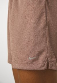 Nike Performance ATTACK SHORT - Sportske kratke hlače - smokey mauve/platinum violet