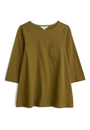 Olivengroen shirt met lange mouwen, ronde halslijn en klein borstzakje, platliggend weergegeven op een witte achtergrond.