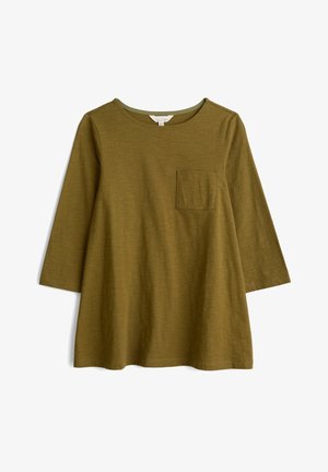 Olivengroen shirt met lange mouwen, ronde halslijn en klein borstzakje, platliggend weergegeven op een witte achtergrond.