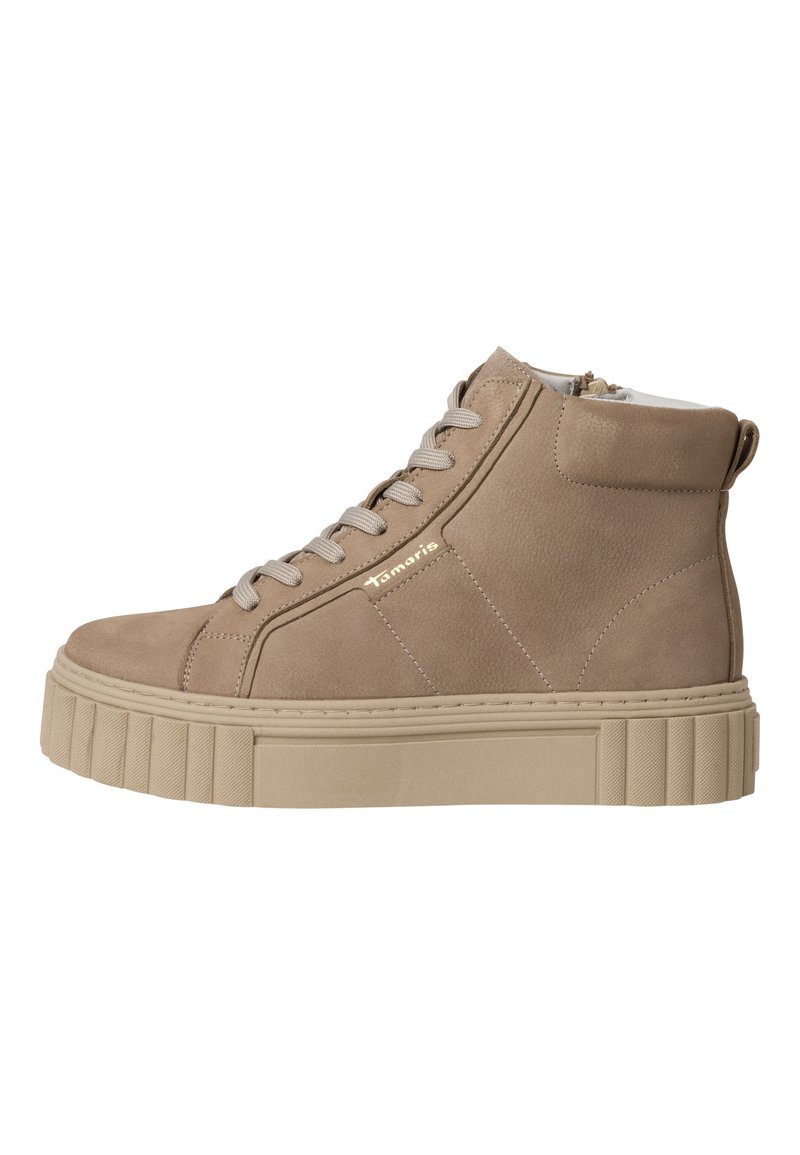 Lichtbruine high-top sneakers van suede, met een dikke, gestructureerde zool, platte veters en een zijrits voor gemakkelijke toegang.