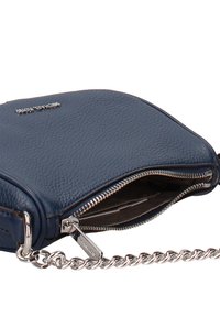 Marineblauwe leren crossbodytas met een getextureerde afwerking, zilveren hardware, ritssluiting en een kettingriem.