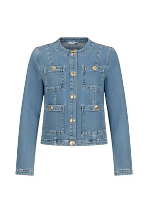 Giacca di jeans azzurro chiaro con scollo rotondo, maniche lunghe, quattro tasche frontali con bottoni e bottoni color oro al centro.