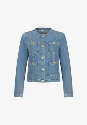 Giacca di jeans azzurro chiaro con scollo rotondo, maniche lunghe, quattro tasche frontali con bottoni e bottoni color oro al centro.