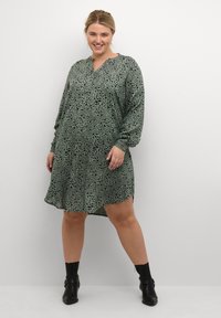 Kaffe Curve KCMILANA - Dnevna haljina - balsam green black leo