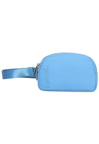 Modrá nylonová pásková taška so zipsom, zaoblený tvar, nastaviteľný textilný popruh a embosované logo na prednej strane. Hladká textúra.