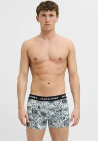 Boxer brev per uomo con un motivo floreale bianco e nero, vita elastica con il logo "JACK & JONES" e design aderente.