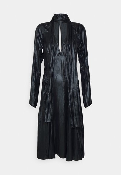 Robe noire à manches longues avec un décolleté en trou de serrure, fabriquée à partir d'un tissu texturé et brillant, avec des détails froncés sur les côtés.