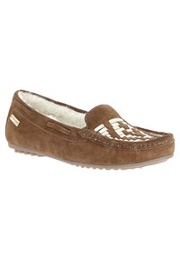 Mocassino in camoscio marrone con dettagli intrecciati, morbida foderina in pelliccia, punta arrotondata e soletta in gomma con motivo antiscivolo. Etichetta dorata visibile.