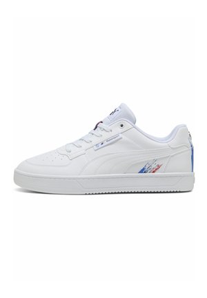 Biały niski sneaker z sznurowadłami, oznaczeniem BMW Motorsport i niebieskimi, czerwonymi i białymi paskami w pobliżu pięty na jednolitym tle.