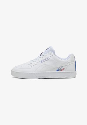 Biały niski sneaker z sznurowadłami, oznaczeniem BMW Motorsport i niebieskimi, czerwonymi i białymi paskami w pobliżu pięty na jednolitym tle.