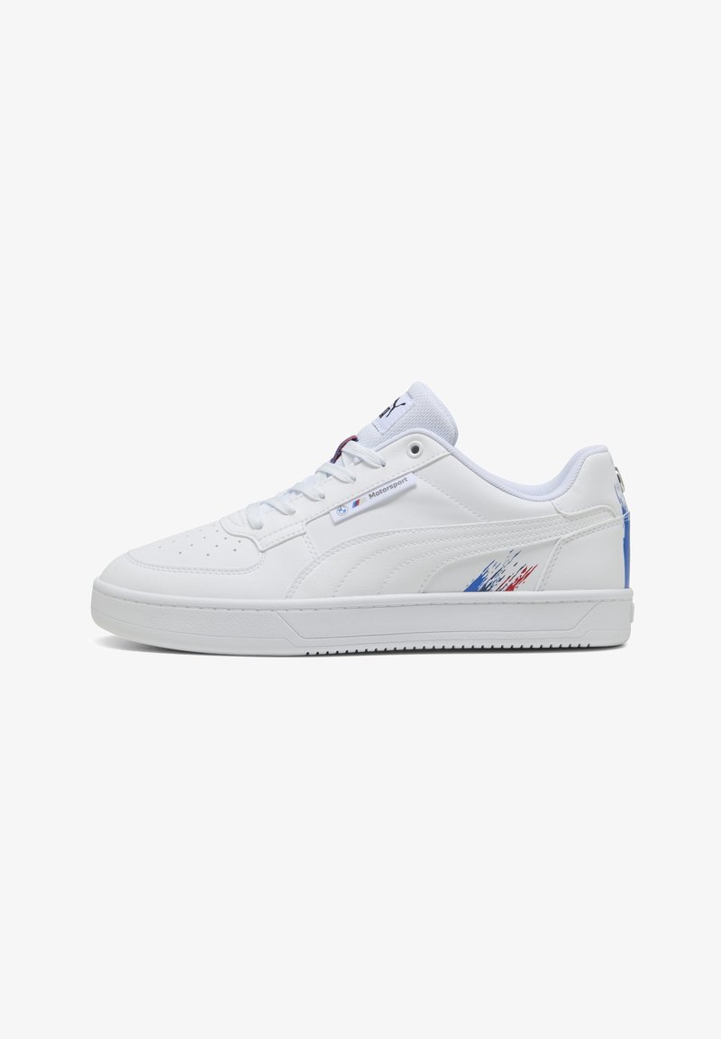 Baskets basses blanches avec lacets, marquage BMW Motorsport et détails en bandes bleues, rouges et blanches près du talon sur un fond uni.