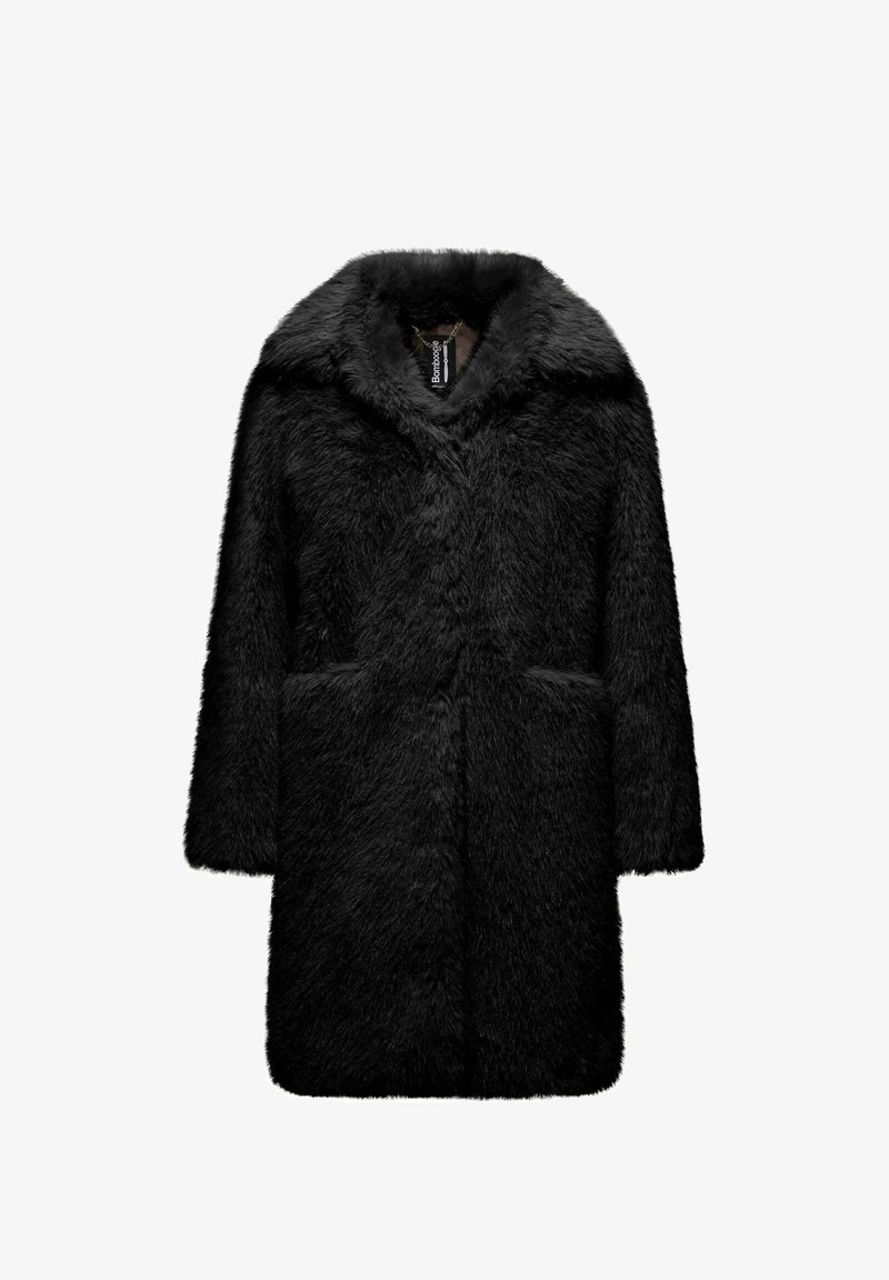 Cappotto in pelliccia sintetica nera con ampio colletto, maniche lunghe, due tasche frontali e una texture morbida e fluffy. Senza chiusure visibili.