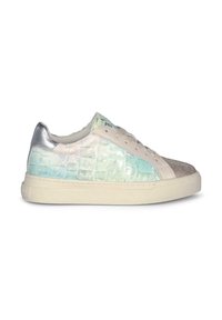 Zapatilla blanca con textura iridiscente en tonos pastel, detalles plateados en el talón y una puntera de malla brillante. Fabricada con materiales sintéticos.