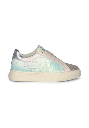 Zapatilla blanca con textura iridiscente en tonos pastel, detalles plateados en el talón y una puntera de malla brillante. Fabricada con materiales sintéticos.