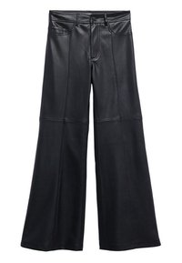 Pantalon large noir en similicuir avec poches avant et arrière, passants de ceinture, fermeture par bouton et détails de coutures sur les jambes.
