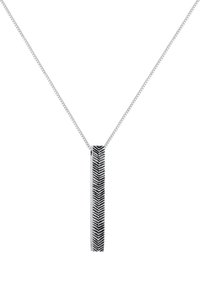 Collier en argent avec un pendentif rectangulaire vertical présentant un motif chevron détaillé sur sa surface.