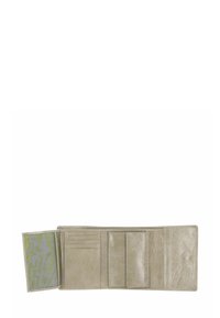 Portefeuille trifold en cuir beige ouvert, montrant des emplacements pour cartes, une fenêtre d'identification transparente avec texte vert, et une poche à monnaie boutonnée sur fond blanc.