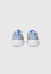 Graue Sportschuhe mit einem Obermaterial aus Mesh und hellblauen Akzenten. Sie verfügen über eine weiße Sohle, einen gepolsterten Schaft und eine Zuglasche an der Ferse für ein einfaches Anziehen.
