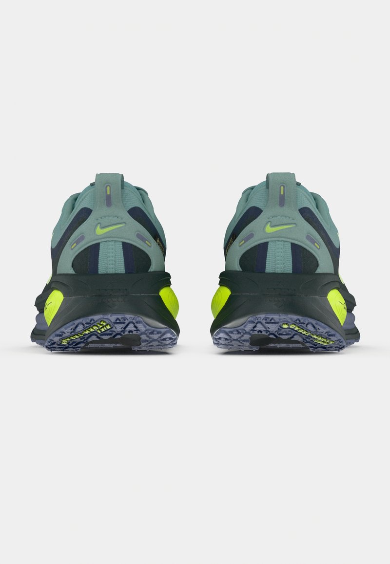 Nike-Sneaker in Grün und Marineblau mit neon-gelben Akzenten, einem strukturierten Sohlendesign und einem atmungsaktiven Mesh-Obermaterial, sowie einem gepolsterten Fersenkragen.