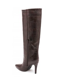 Botte haute en faux cuir marron avec une texture crocodile, bout pointu et talon stiletto ; fermeture éclair latérale.