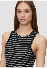 Zwart-wit gestreept tanktop met een ribbeltextuur, voorzien van een hoge halslijn en brede schouderbanden, die nauw aansluit op het lichaam.