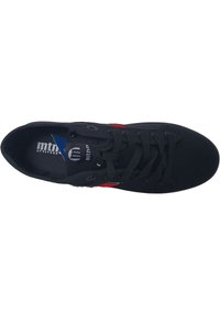 Baskets noires avec accents rouges, tige en tissu, bout rond, design à lacets et semelle texturée. Présente un logo sur la languette et la semelle intérieure.