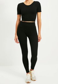 Trendyol Jednoduché tričko - black