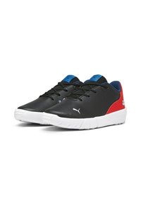 Schwarze Sportschuhe mit einem Synthetik-Obermaterial, roten und blauen Akzenten, runder Zehenpartie, weißer Sohle und subtilen Perforationen für Atmungsaktivität.