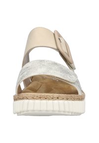 Dam sandal med en beige syntetisk ovandel, silverfärgad metallrem och spänne. Sula insvept i jute med en vit gummibas.
