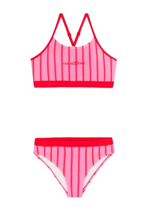 Roze en rood gestreept tweedelig badpak met gekruiste bandjes boven en de tekst "Coastal Cool" op de borstband.