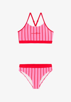 Roze en rood gestreept tweedelig badpak met gekruiste bandjes boven en de tekst "Coastal Cool" op de borstband.