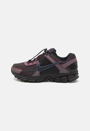 Schwarze und burgunderfarbene Sportschuhe aus strukturiertem Stoff, mit Mesh-Einsätzen und markanten blauen Akzenten. Verfügt über eine gepolsterte Sohle und elastische Schnürsenkel.
