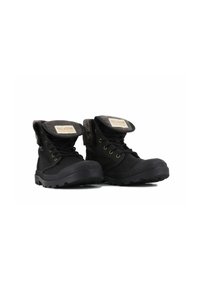 Scarpe da hiking nere con tomaia in tela, suole in gomma, occhiale dorato e risvolto pieghevole con tessuto texturizzato e etichetta del marchio.