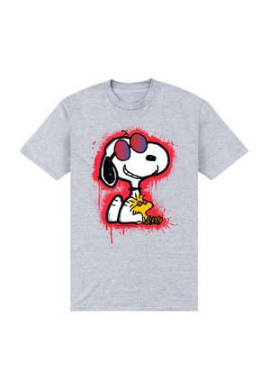T-shirt gris avec un motif représentant Snoopy portant des lunettes de soleil rouges et souriant, tenant Woodstock avec un fond éclaboussé rouge.