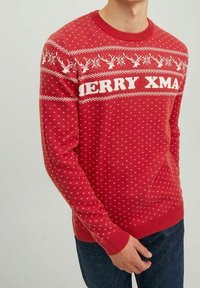 Roter Strickpullover mit weißen Rentier- und Schneeflockenmuster, mit dem Text "FROHE XMA", Rundhalsausschnitt und gerippten Bündchen.