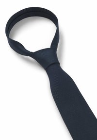 Mariene blauwe stropdas van textiel met een gestructureerde stof. Heeft een puntige punt en een glad gebied voor de knoop. Geen zichtbare patronen of accenten.