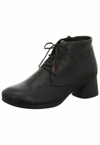 Botas de tobillo de cuero negro con punta redondeada, tacón en bloque circular y cordones frontales. Presentan acentos rojos en los cordones y una textura suave.