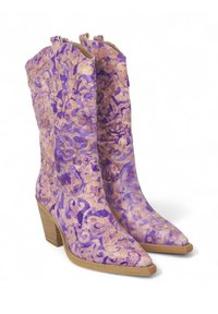 Botas de estilo occidental con un patrón en espiral de púrpura y dorado, punta afilada y tacón apilado. Fabricadas con material texturizado.