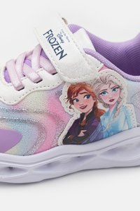 Kinderschuhe mit einem graduierten metallischen Finish in Pink und Lavendel. Dekorativer Aufnäher mit animierten Charakteren und einem Klettverschluss.